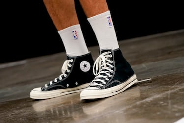 Detalle de las zapatillas del escolta de los Phoenix Suns, Devin Booker.