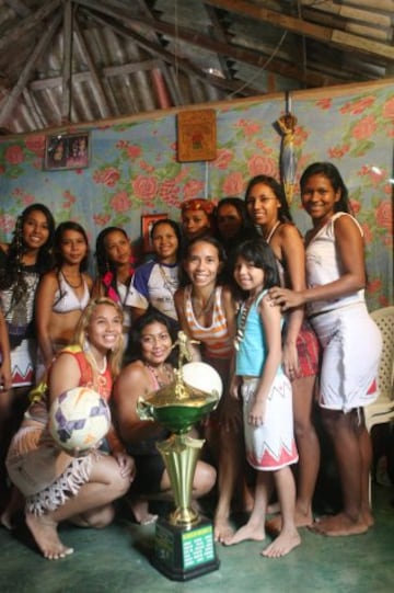 Jugadoras del equipo Selvagem do Amazonas FC, de la etnia Satere-mawe, posando con el trofeo del primer título del campeonato Peladao Indígena, en Manaos, en el estado brasileño de Amazonas. El fútbol femenino en Brasil ha ganado relevancia con la estrella internacional Marta, pero es una verdadera pasión entre mujeres indígenas de la selva amazónica, que participan de campeonatos aficionados y mantienen unida a sus familias y las tradiciones culturales en torno al deporte. 