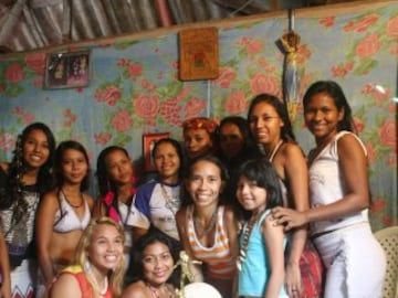 Jugadoras del equipo Selvagem do Amazonas FC, de la etnia Satere-mawe, posando con el trofeo del primer título del campeonato Peladao Indígena, en Manaos, en el estado brasileño de Amazonas. El fútbol femenino en Brasil ha ganado relevancia con la estrella internacional Marta, pero es una verdadera pasión entre mujeres indígenas de la selva amazónica, que participan de campeonatos aficionados y mantienen unida a sus familias y las tradiciones culturales en torno al deporte. 