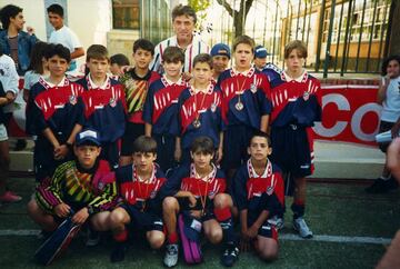 Radomir Antic posa com el Alevín A del Atlético de Madrid. De pie, a la derecha del todo se puede ver a Fernando Torres, otro ídolo rojiblanco.