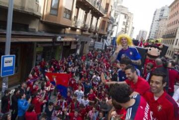 Celebración multitudinaria del Osasuna en las calles de Pamplona