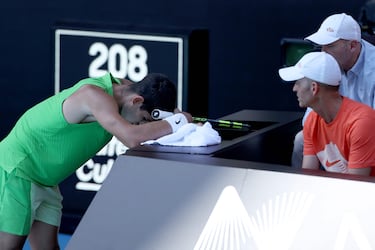 Problemas para Alcaraz ante Zverev: “He vomitado, no sé si tengo que tomarme algo”. Comentó el murciano a su equipo durante el tercer set.