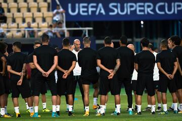 Zinedine Zidane con el grupo.