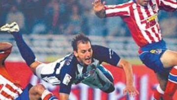 <b>PERDIERON. </b>Sergi pelea por un balón ante la Real Sociedad, en la última visita rojiblanca a Anoeta.