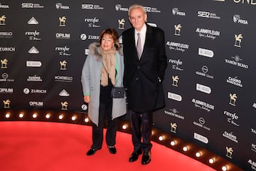 Luis del Olmo y su esposa, Mercedes González posando en la alfombra roja de los Premios Ondas 2023.