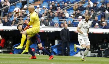 El francés aprovechó un error de entendimiento entre la defensa y el portero del Eibar para anotar. El colegiado lo anuló por fuera de juego.

