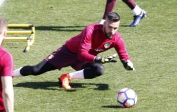 En el entrenamiento pudieron verse las novedades que presentará la lista del Atlético de cara al encuentro ante el Granada.