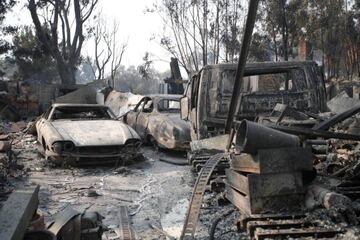 Muchísimos coches de lujo han quedado calcinados por la bestialidad del incendio, que se ha llevado por delante también centenares de casas.