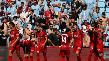 Los jugadores del Osasuna celebran el gol marcado por su compañero Rubén García.