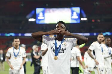 Vinicius con la medalla de campeón.