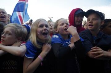Las im芍genes del recibimiento a la selecci車n de Islandia