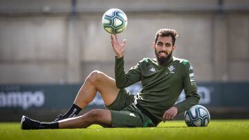Borja Iglesias, delantero del Betis, posa en ela ciudad deportiva verdiblanca.