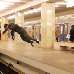 Un joven hace un salto increíble frente a un tren en movimiento