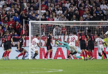 El jugador del Sevilla, Franco Vázquez, marca el 1-0 al Atlético de Madrid.
