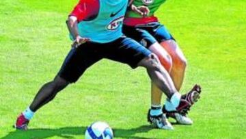 <b>LISTO. </b>Sinama disputa un balón con el canterano César Ortiz.