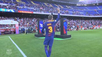 La cara de Piqué al saludar a un Camp Nou semivacío