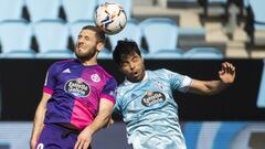 Shon Weissman, delantero del Valladolid, y N&eacute;stor Ara&uacute;jo, central del Celta, saltan durante el partido disputado en Bala&iacute;dos.