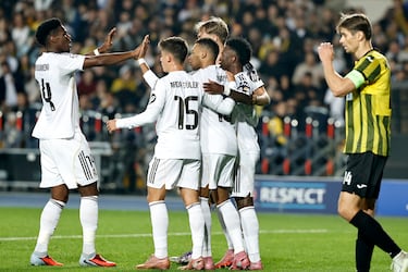 0-3. Rodrygo, en la frontal del área centra a Arda Güler, el turco roza con el tacón la pelota y se la deja a Kylian Mbappé. El 10 suelta un misil con la derecha para superar a Serkhan Kalmurza. En la imagen el delantero francés celebra el gol con sus compañeros.