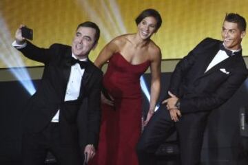 James Nesbitt haciéndose un selfie con Carli Lloyd y Cristiano Ronaldo.