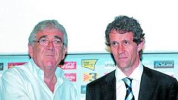 <b>PRESENTADO. </b>Dani y De la Cruz dan un apretón de manos a Ramon Planes, ayer en Montjuïc.