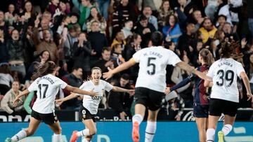 Asun Mart¨ªnez celebra uno de sus goles.