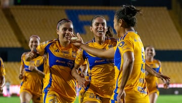 MONTERREY (MÉXICO) 01/07/2024.- Jugadoras de Tigres festejan una anotación ante Monterrey durante el partido de vuelta correspondiente al campeón de Campeonas de la Liga MX Femenil este lunes en el Estadio Universitario de la ciudad de Monterrey (México). EFE/ Miguel Sierra.
