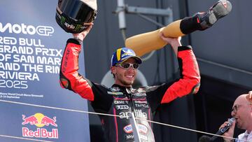 Marco Bezzecchi con la pierna de madera que ha usado en las celebraciones de Misano.