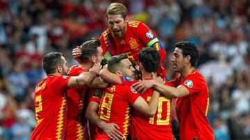 Los jugadores de España celebran uno de los goles ante Suecia.