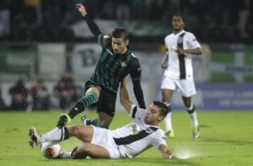 Vitoria Guimaraes-Betis. Vadillo trata de llevarse el balón.