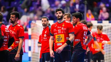 Imanol Garciandia, junto a otros compañeros de la Selección, se muestra serio tras la despedida del Mundial.