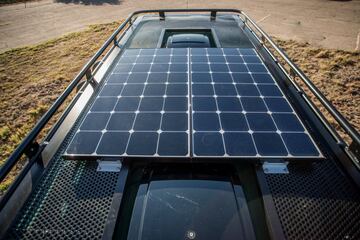 Parte de la energía de la furgoneta se recoge y se genera a través de esta placa solar situada en el techo.