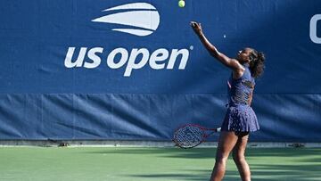 La tenista estadounidense Alycia Parks saca durante su partido ante Olga Danilovic en el US Open 2021.