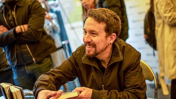 El exvicepresidente del Gobierno y exl¨ªder de Podemos, Pablo Iglesias, firma su libro en el mismo d¨ªa que se celebra el Dia Internacional del Libro en la caseta de Casa del Libro, en Paseo de Gracia, a 23 de abril de 2022, en Barcelona, (Espa?a). En ¡®Verdades a la cara¡¯, publicado por la editorial Navona, Pablo Iglesias aborda los episodios m¨¢s relevantes de su vida pol¨ªtica y personal. El periodista Aitor Riveiro, que sigui¨® a Podemos desde su nacimiento, tira de la lengua del protagonista que no considera este libro como unas memorias sino como un testimonio, recuerdos de los a?os salvajes como reza el subt¨ªtulo, cuyo hilo conductor es la continua pugna entre Podemos y el establishment pol¨ªtico y econ¨®mico.
23 ABRIL 2022;LIBRO;FIRMA;P?BLICO;DIA DEL LIBRO
Lorena Sop¨ºna / Europa Press
23/04/2022