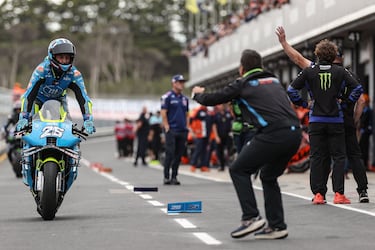 Raúl Fernández acude a su palco para celebrar su victoria en Phillip Island.