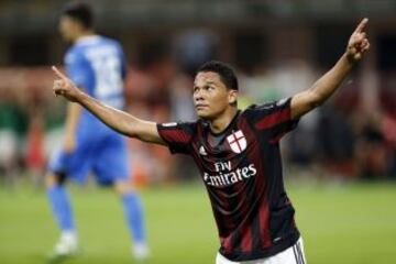 El delantero colombiano Carlos Bacca dejó Sevilla por Milan previo pago de 30 millones de euros.