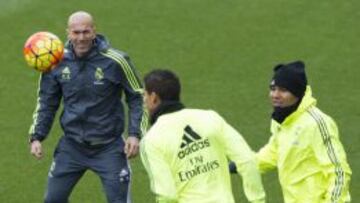 Zidane particip&oacute; en el rondo del &uacute;ltimo entrenamiento del Real Madrid.