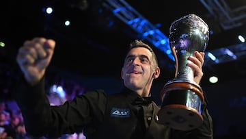 England's Ronnie O'Sullivan shows off the trophy after his victory over China's Ding Junhui in the final of the 2023 MrQ UK Championship at the York Barbican in York in Northern England on December 3, 2023. England's Ronnie O'Sullivan beat China's Ding Junhui 10-7 in the final. (Photo by Oli SCARFF / AFP)
