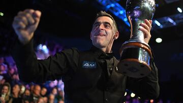 England's Ronnie O'Sullivan shows off the trophy after his victory over China's Ding Junhui in the final of the 2023 MrQ UK Championship at the York Barbican in York in Northern England on December 3, 2023. England's Ronnie O'Sullivan beat China's Ding Junhui 10-7 in the final. (Photo by Oli SCARFF / AFP)