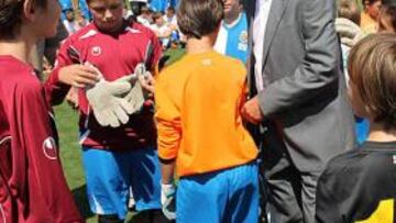 <b>JORNADA DE CAMPUS. </b>Condal, y Francesc Ciprés (al fondo), disfrutaron, ayer, de una jornada jovial junto a los niños del Campus.