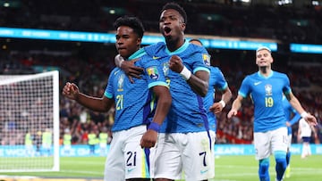 Vinicius abraza a Endrick para celebrar el gol que el '21' marcó a Inglaterra en el amistoso que Brasil disputó en Wembley en marzo.