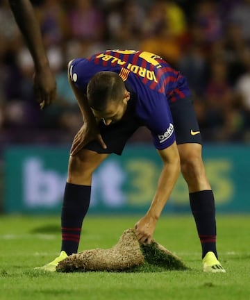 Jordi Alba coloca el césped de Zorrilla.