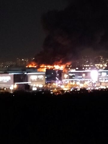 El Crocus City Hall, a las afueras de Moscú, en llamas tras el atentado perpetrado por un grupo de personas vestidas camuflaje y armas de asalto.