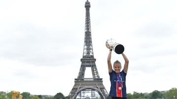 Irene Paredes con el título de campeón de liga en París.
