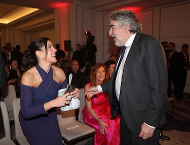 La jugadora española de bádminton, Carolina Marín, dialoga con José Manuel Rodríguez Uribes, presidente del Consejo Superior de Deportes, durante la Gala de los Premios AS 2025.