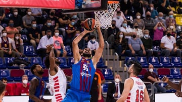 Nikola Mirotic of FC Barcelona shoot to basket during the Turkish Airlines EuroLeague match between FC Barcelona and Olympiacos Piraeus  at Palau Blaugrana on October 13, 2021 in Barcelona, Spain.
 AFP7 
 13/10/2021 ONLY FOR USE IN SPAIN