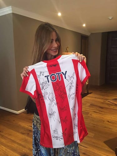 Sofía Vergara recibe camiseta firmada de su amado Junior