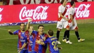 <b>EL TANTO DECISIVO. </b>Ballesteros celebra el gol que marcó de cabeza, el segundo del Levante con el que sentenció el equipo granota. El exrayista remató el balón a la salida de un córner.