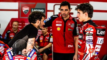 Michele Pirro, con Marc Márquez y Pecco Bagnaia en el box de Ducati en MotoGP.