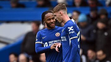 Raheem Sterling y Cole Palmer, jugadores del Chelsea, celebran el gol anotado ante el Fulham.