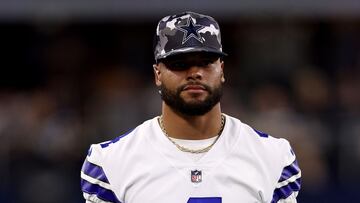 ARLINGTON, TEXAS - AUGUST 26: Quarterback Dak Prescott #4 of the Dallas Cowboys looks on as the Dallas Cowboys take on the Seattle Seahawks in the fourth quarter of a NFL preseason football game at AT&T Stadium on August 26, 2022 in Arlington, Texas.   Tom Pennington/Getty Images/AFP
== FOR NEWSPAPERS, INTERNET, TELCOS & TELEVISION USE ONLY ==